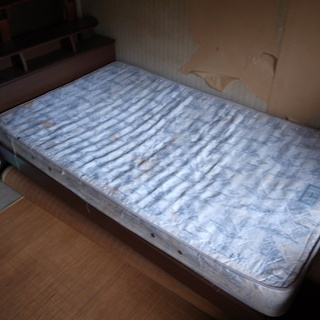【訳あり家具】木製のセミダブルベッド