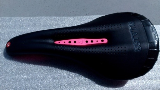アスチュート MUDLINE-VT サドル 1回使用のみ 値下げします(6,000→5,000円)