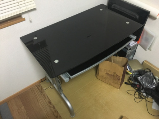 受付終了 パソコンデスク ガラステーブル 黒 ひろむ 大場のテーブルの中古あげます 譲ります ジモティーで不用品の処分