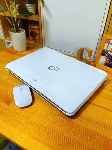 corei5メモリ8Gの超高速FUJITSU♪　ブルーレイ対応☆　最新Windows10！　可愛いパールホワイト♪　　大容量500G！　　高速★　　富士通　FUJITSU　LIFEBOOK　最新Windows10　64Bit　白　高級感　15.6インチ　マウス付き 　ノートパソコン　無線LAN　Wi-Fi対応 　DVDドライブ　テンキー＆ウェブカメラ搭載