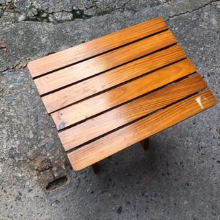 木の椅子、もしくはミニテーブル