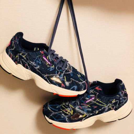 ☆adidasスニーカー入荷しました！総柄  デニム  27.5㎝〜28.0㎝