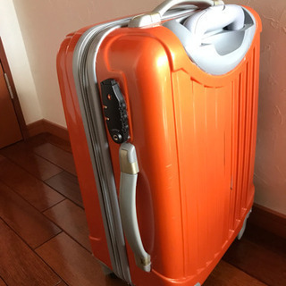 スーツケース！可愛いオレンジ色です☆