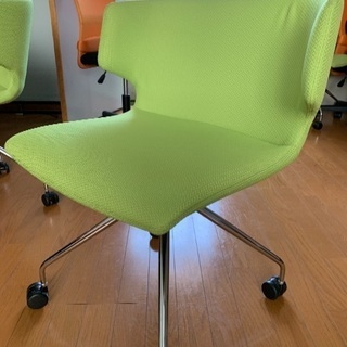 グリーンのミーティング椅子