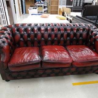 チェスターフィールド風 ヴィンテージソファ 3人掛け 赤 革 レザー 【ユーズドユーズ名古屋天白店】