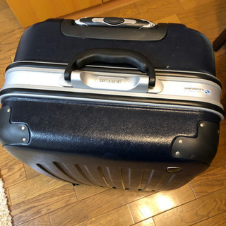紺色のスーツケース(中型)
