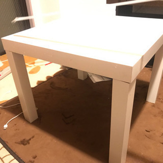 IKEAの白いローテーブル