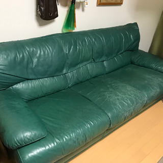 ヨーロッパ製のグリーンの革張りのソファー 引き取り願います。