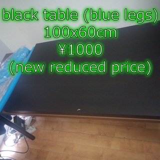 値下げしました！青い脚付きの黒のIKEAテーブル