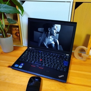 corei7メモリ8Gで超高性能！　とても美品☆　12.5インチのコンパクト軽量で持ち運びが便利♪　大容量500G！　最新Windows10　64Bit　　高級感のあるマットブラック　　マウス付き 　ノートパソコン　無線LAN　Wi-Fi対応 　Webカメラ搭載