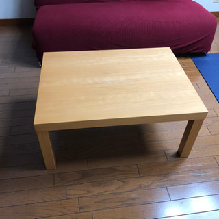シンプルな木のテーブル