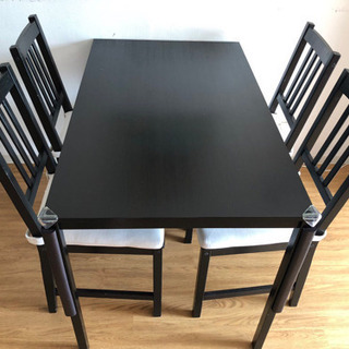 IKEAの椅子とテーブル