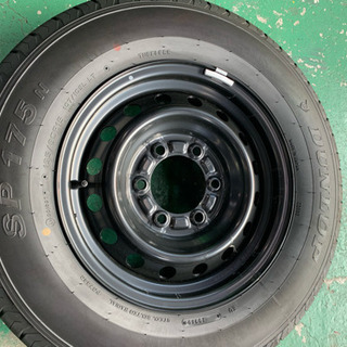 ハイエース純正タイヤ4本セットホイール、ホイールカバー付き