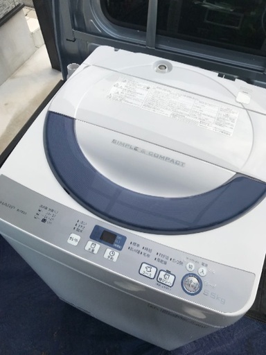 取引中2015年製ESーGE55RーHシャープ全自動洗濯機美品。千葉県内配送無料。設置無料。