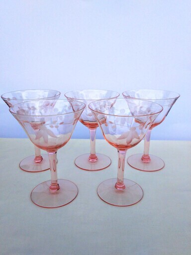 アメリカンヴィンテージ　ピンク彫り模様ワイングラス５つ　Footed Stemmed Tall Sherbert / Small Wine Pink Depression Clear Etched Leaves