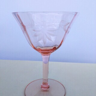 アメリカンヴィンテージ　ピンク彫り模様ワイングラス１つ　Foot...