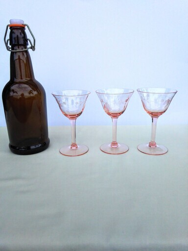 アメリカンヴィンテージ　ピンク彫り模様スモールカクテルグラス３つ　Footed Stemmed Short Sherbert / Small Cocktail Pink Depression Clear Etched Leaves