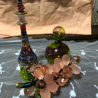 香水瓶と硝子製の葡萄とオマケの香水瓶(グリーン)