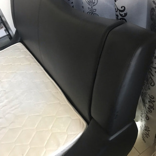 流線型 合皮レザー張りモダンデザインダブルベッド マットレス付