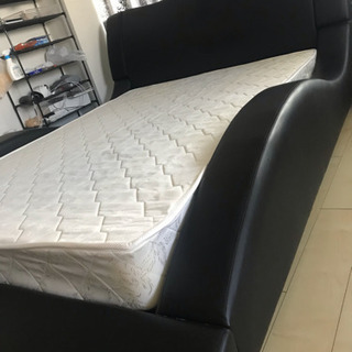 流線型 合皮レザー張りモダンデザインダブルベッド マットレス付