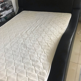 流線型 合皮レザー張りモダンデザインダブルベッド マットレス付