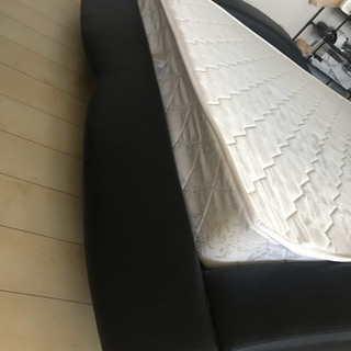 流線型 合皮レザー張りモダンデザインダブルベッド マットレス付