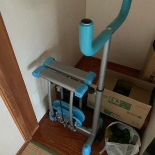 足を開いて鍛える健康器具