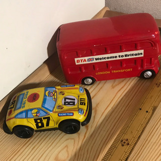 自動車、ポルシェの玩具と英国のバス(2階ダテ)赤バスの貯金箱