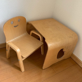 子供用の机と椅子