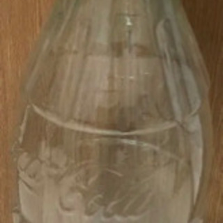 コカ・コーラの瓶の形をした貯金箱
