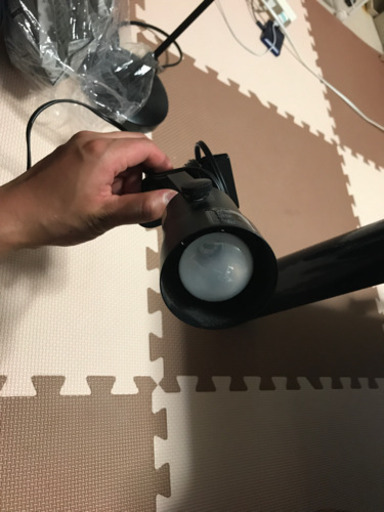 ハサミ付きのライト