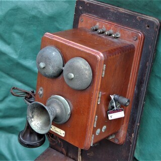 デルビル磁石式壁掛木製電話機 安立電気株式会社