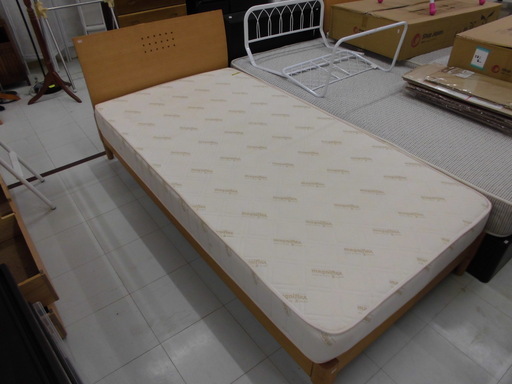 ベッド シングル クリーム色 木製 マット付き 幅：１００ｃｍ 苫小牧西店