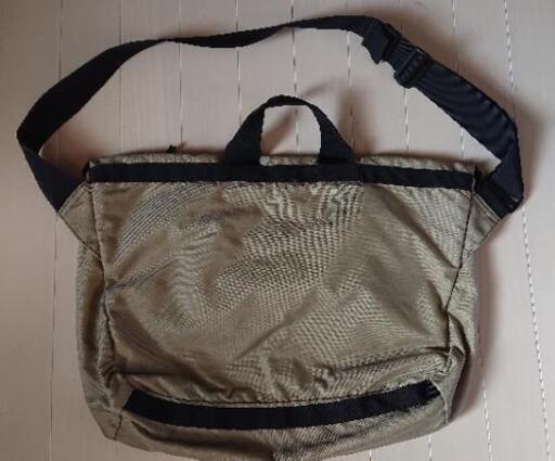 ブリーフィング×MHL メッセンジャーバッグ ベージュ グリムロック 黒付 美品 ブリーフィング×MHL メッセンジャーバッグ ベージュ グリムロック 黒付