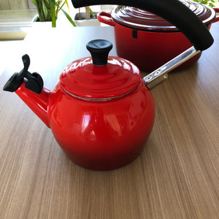 ル・クルーゼ  24cm (4.2L) ココットロンド  &  ケトル ピッコロ 1.1L  チェリーレッド