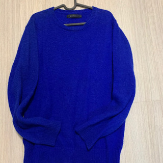 鮮やかな青のセーター