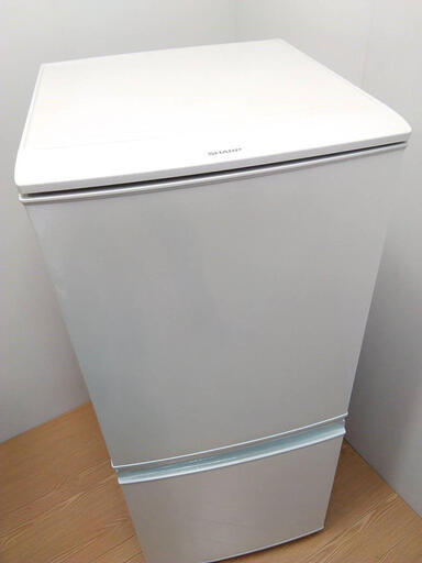 横浜発　冷蔵庫　シャープ　どっちでもドア　137L　耐熱トップテーブル　洗いやすいガラス棚