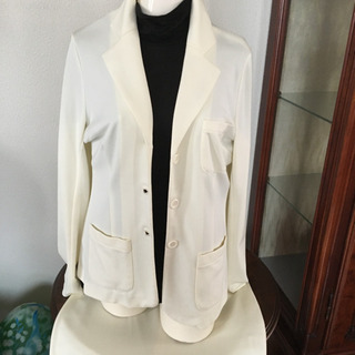 ストレッチ素材の白のスーツ