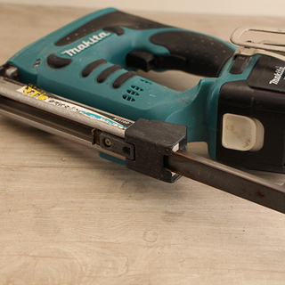 makita マキタ 14.4V 充電式タッカ  ST110D タッカー コードレス 10㎜×7~10 (10UD3398YGw)