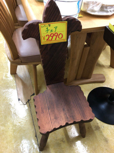 値下げ 飾り椅子 スペイン製 木製 三本足 足は木製ねじ込み 背もたれは 金属金具で分解できます 宮本リサイクル 浜村の椅子 チェア の中古あげます 譲ります ジモティーで不用品の処分