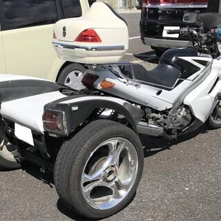 カワサキZZR250 国内自動車メーカーの部品使用オール特注仕様の