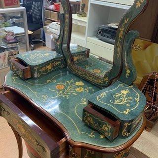 レトロオシャレ緑のドレッサーを入荷致しました！