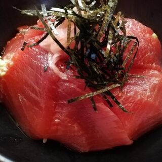 もてなしや　まぐろの赤身丼(１６枚・８枚・６枚の写真です) − 千葉県