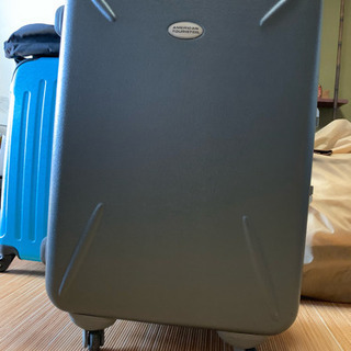グレーの大型スーツケース