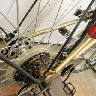 【エコプラス小倉南店】使用三カ月 !! PRESTEZZA(プレステッツァ) ノーパンクタイヤ 装着自転車 クロスバイク 外装6段変速 LED オートライト 中古美品 スタッフ向井おすすめ !! 自転車 通勤 通学 チャリ スポーツ車 福岡 北九州 小倉 南 湯川 中古