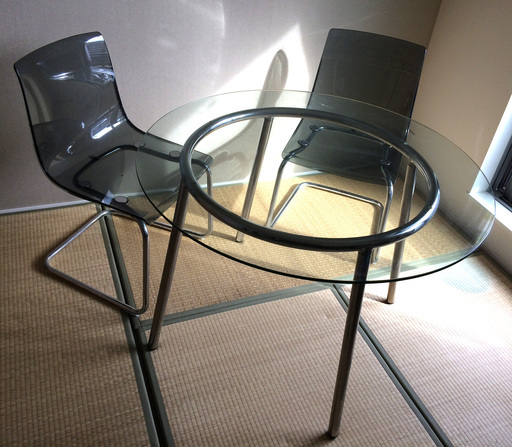 IKEAガラステーブルと半透明椅子の３点セット
