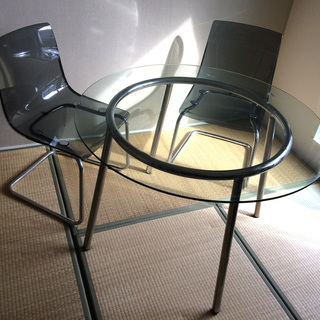IKEAガラステーブルと半透明椅子の３点セット