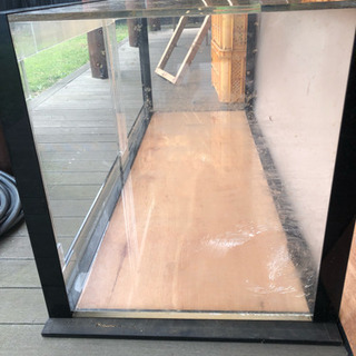 1500x 600x600水槽 クラック有り爬虫類などのケージにどうですか？ 600x600水槽 1500x クラック有り爬虫類などのケージにどうですか？