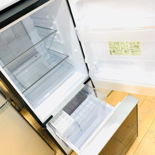 デザイン重視。国産シャープの冷蔵庫。1年保証つきです。
