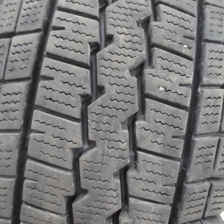 15インチ ダンロップスタッドレスタイヤ 215/70R15 107/105L LT 2017年